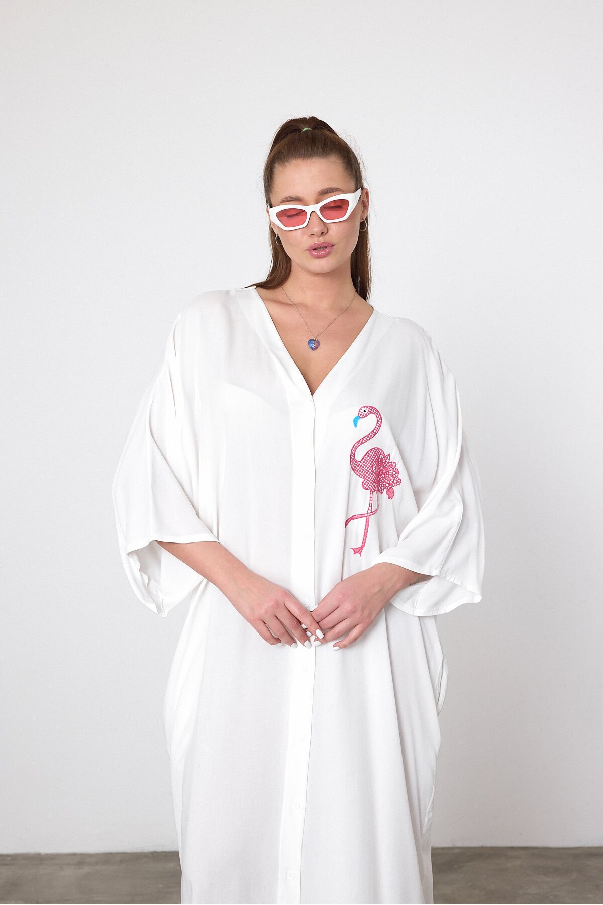 V049 Beyaz Kadın V Yaka Flamingo Nakışlı Büyük Beden Gömlek Elbise