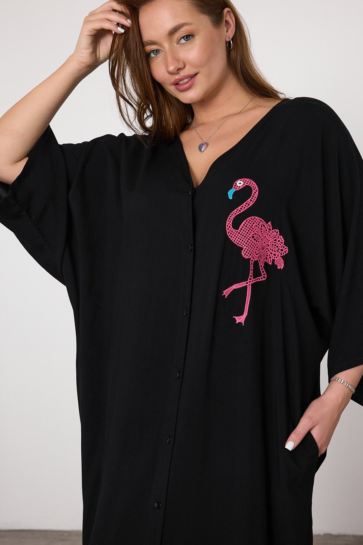 V049 Siyah Kadın V Yaka Flamingo Nakışlı Büyük Beden Gömlek Elbise