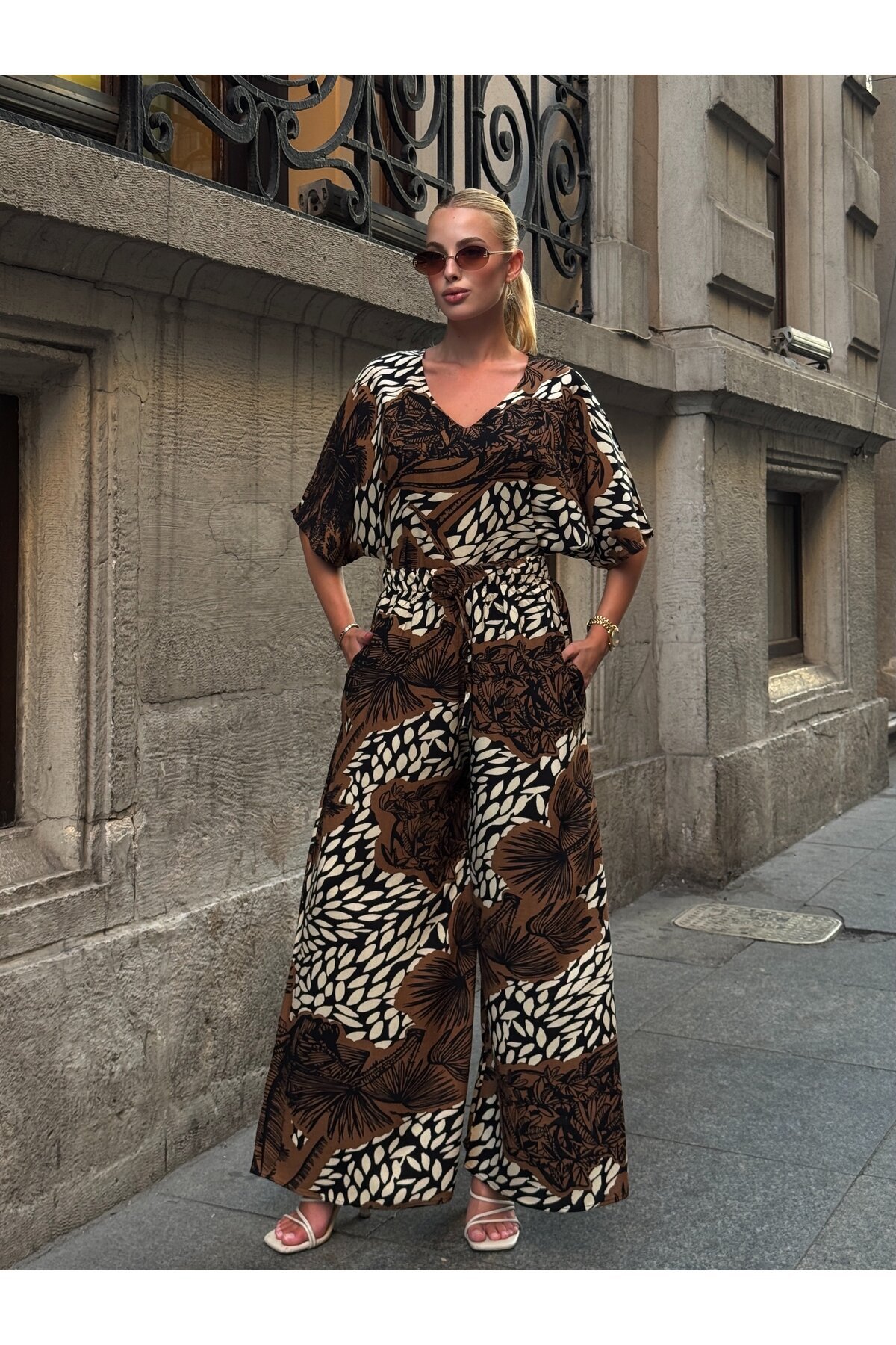 V205 Kahve Floral Desen Kısa Kol Bluz Pantolon Takım
