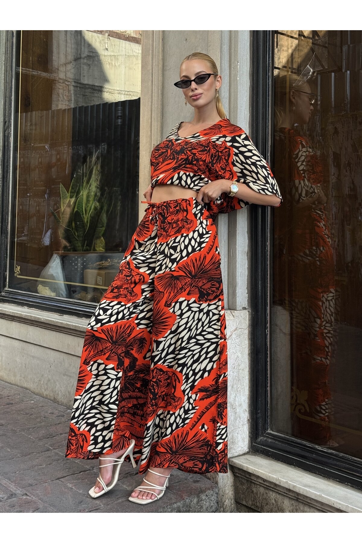 V205 Turuncu Floral Desen Kısa Kol Bluz Pantolon Takım