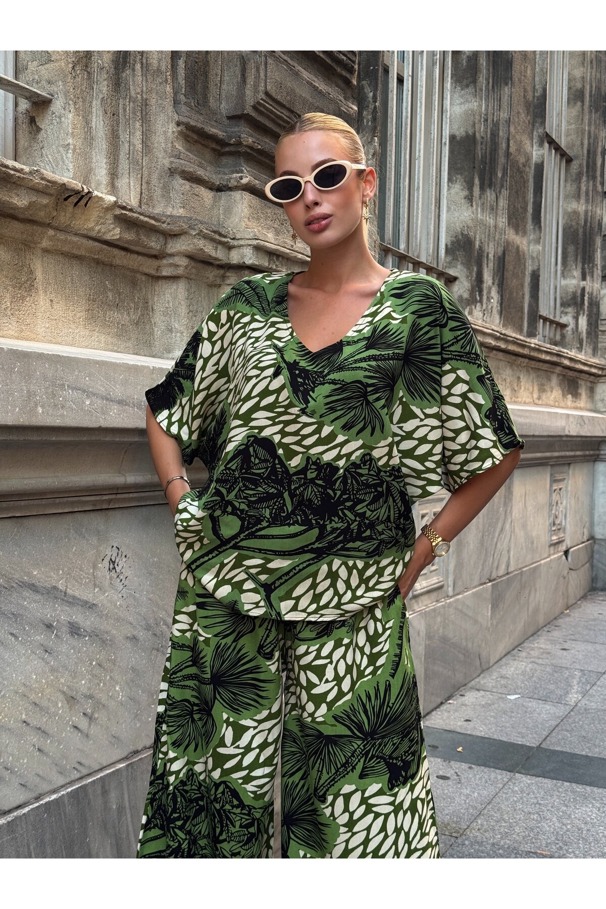 V205 Yeşil Floral Desen Kısa Kol Bluz Pantolon Takım