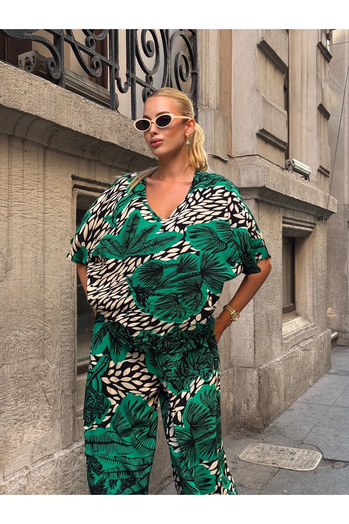 V205 Zümrüt Yeşil Floral Desen Kısa Kol Bluz Pantolon Takım