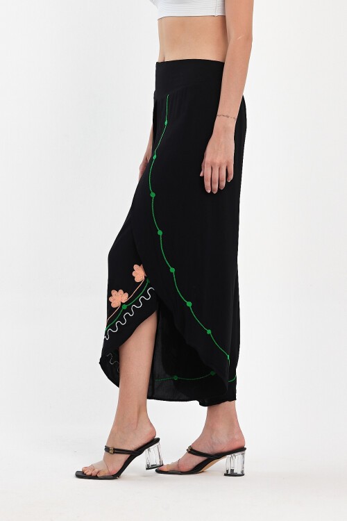 1003 Siyah Etnik Nakışlı Asimetrik Pantolon