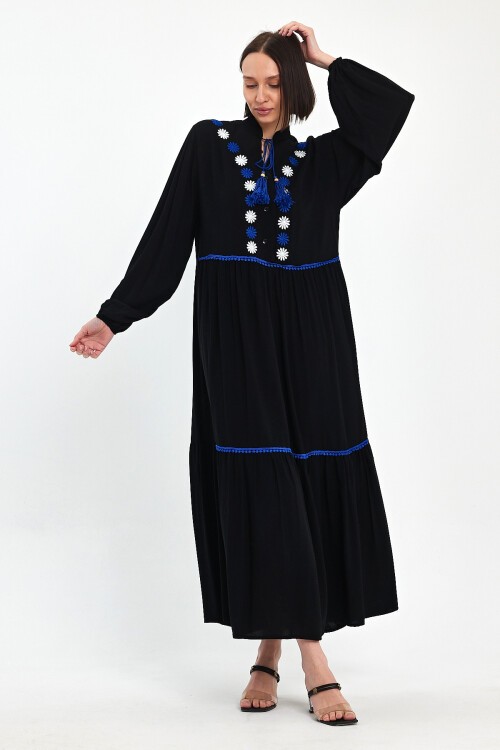 1004 Siyah Nakışlı Fisto Detaylı Hakim Yaka Viskon Elbise