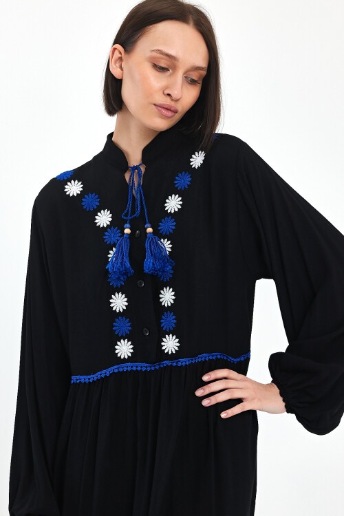 1004 Siyah Nakışlı Fisto Detaylı Hakim Yaka Viskon Elbise