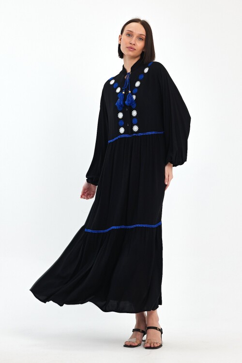 1004 Siyah Nakışlı Fisto Detaylı Hakim Yaka Viskon Elbise