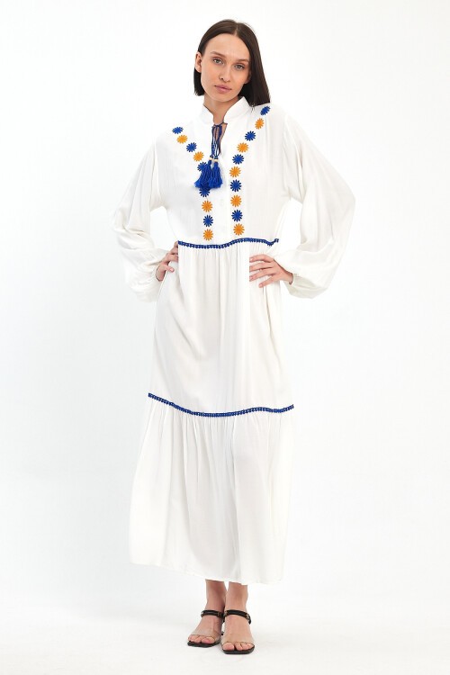 1004 Beyaz Nakışlı Fisto Detaylı Hakim Yaka Viskon Elbise