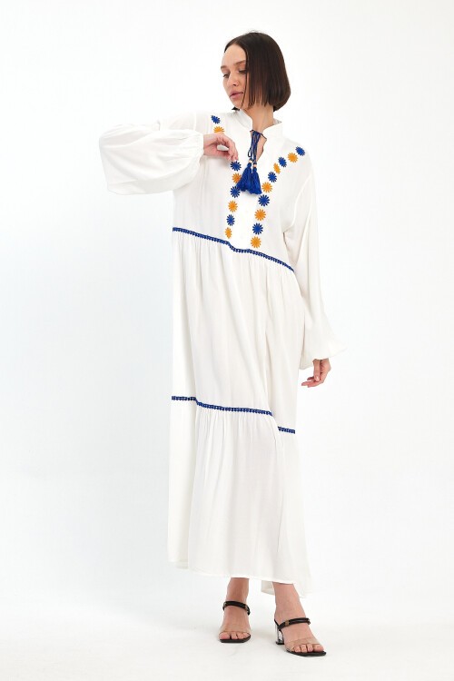 1004 Beyaz Nakışlı Fisto Detaylı Hakim Yaka Viskon Elbise