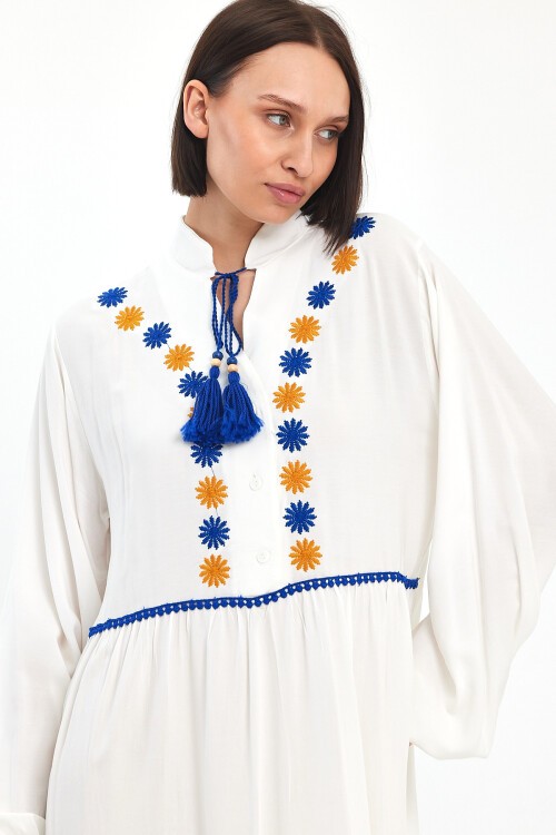 1004 Beyaz Nakışlı Fisto Detaylı Hakim Yaka Viskon Elbise