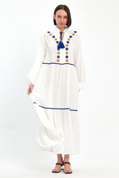 1004 Beyaz Nakışlı Fisto Detaylı Hakim Yaka Viskon Elbise