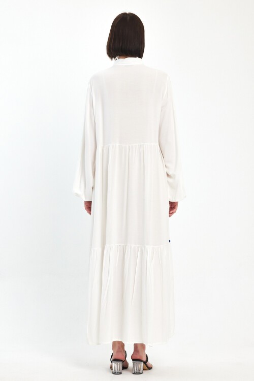 1004 Beyaz Nakışlı Fisto Detaylı Hakim Yaka Viskon Elbise