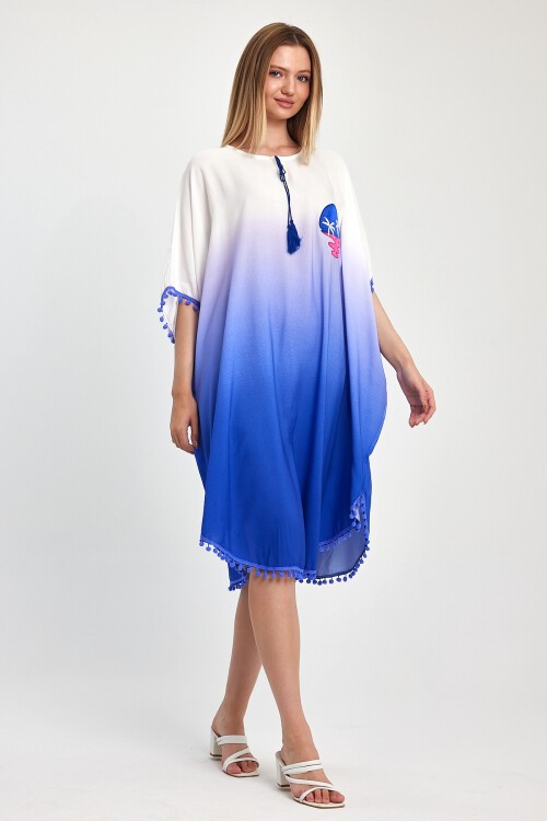 1014 Beyaz Mavi Nakış Detaylı Ponpon Detay Kısa Viskon Elbise