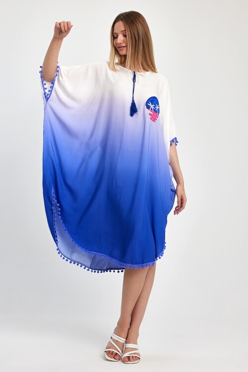 1014 Beyaz Mavi Nakış Detaylı Ponpon Detay Kısa Viskon Elbise