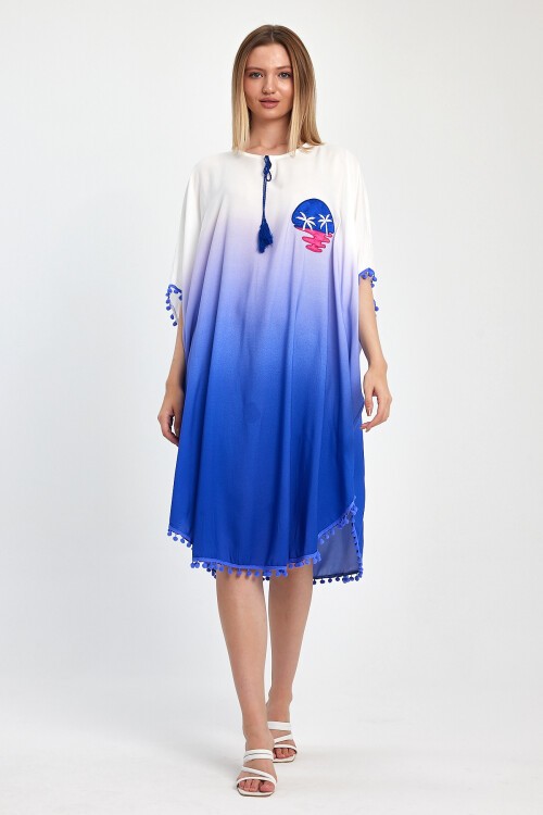 1014 Beyaz Mavi Nakış Detaylı Ponpon Detay Kısa Viskon Elbise