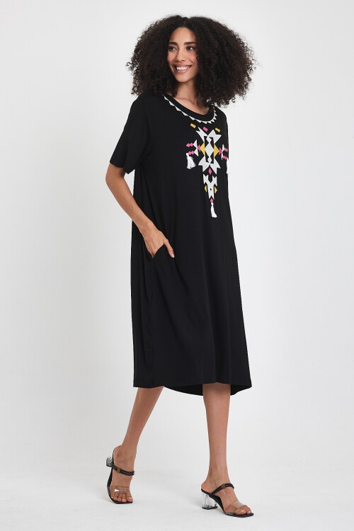 1025 Siyah Beyaz Etnik Nakışlı Penye Viskon Elbise