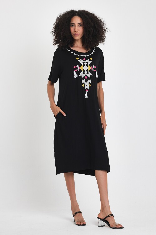 1025 Siyah Beyaz Etnik Nakışlı Penye Viskon Elbise