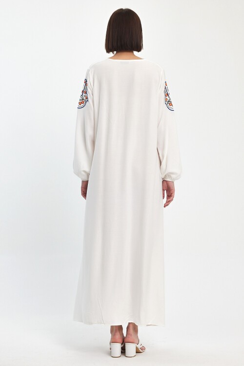 1044 Beyaz Kadın V Yaka Nakış Detaylı Balon Kol Uzun Viskon Elbise