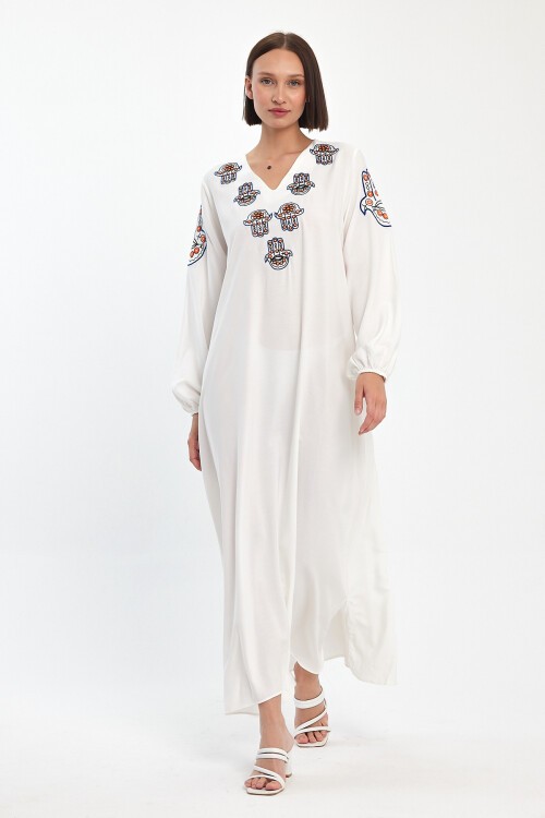 1044 Beyaz Kadın V Yaka Nakış Detaylı Balon Kol Uzun Viskon Elbise