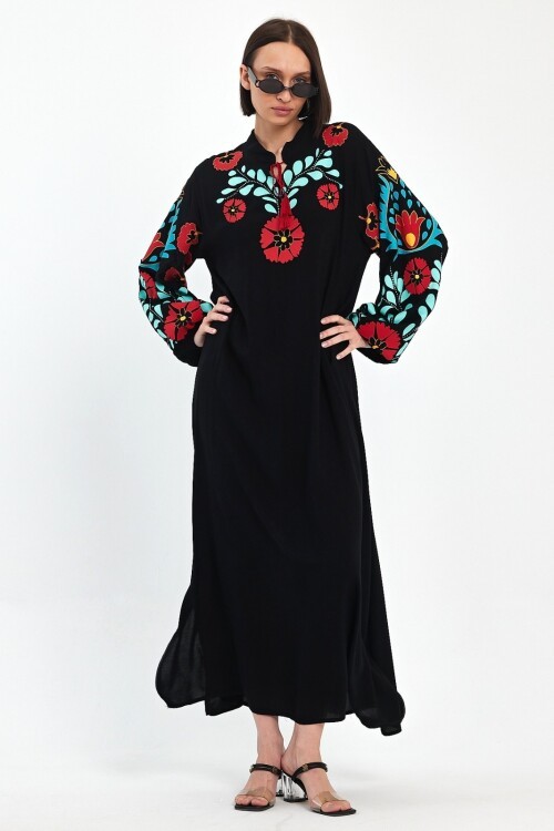 1049 Siyah Etnik Çiçek Desen Bisiklet Yaka Bağcıklı Nakış Detaylı Balon Kol Elbise