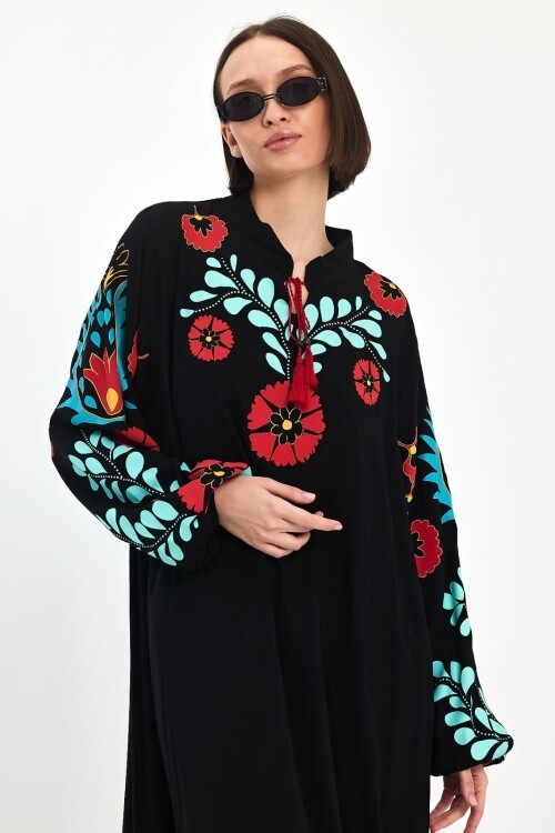 1049 Siyah Etnik Çiçek Desen Bisiklet Yaka Bağcıklı Nakış Detaylı Balon Kol Elbise