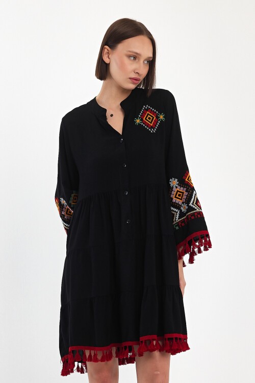 1051 Siyah Etnik Nakışlı Püskül Detaylı Elbise