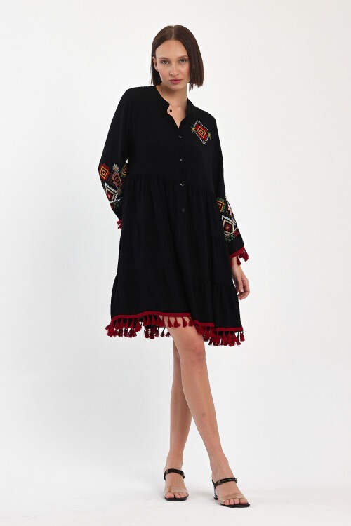 1051 Siyah Etnik Nakışlı Püskül Detaylı Elbise