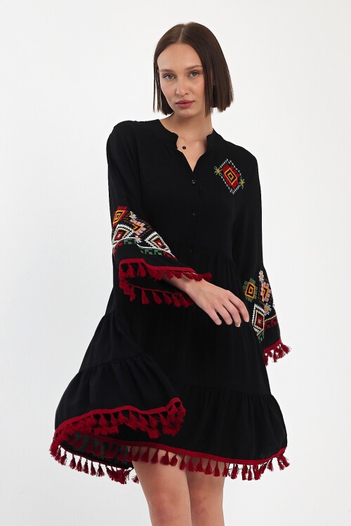 1051 Siyah Etnik Nakışlı Püskül Detaylı Elbise