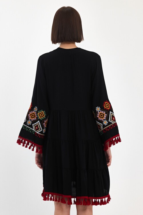 1051 Siyah Etnik Nakışlı Püskül Detaylı Elbise