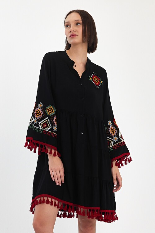 1051 Siyah Etnik Nakışlı Püskül Detaylı Elbise