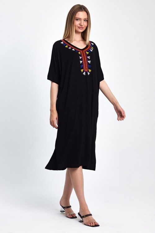 1053 Siyah Nakış Detaylı Oval Yaka Penye Viskon Elbise