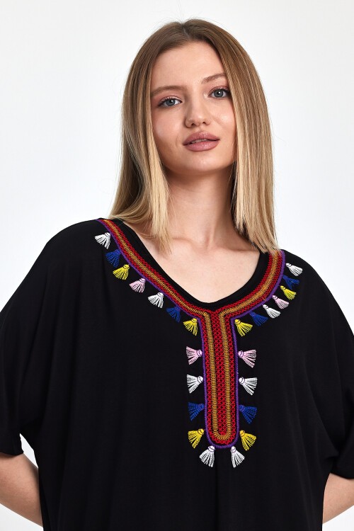 1053 Siyah Nakış Detaylı Oval Yaka Penye Viskon Elbise