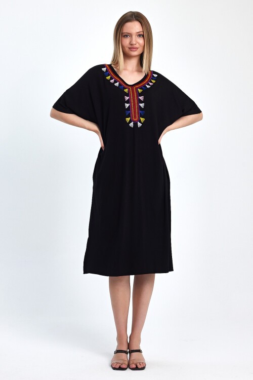 1053 Siyah Nakış Detaylı Oval Yaka Penye Viskon Elbise