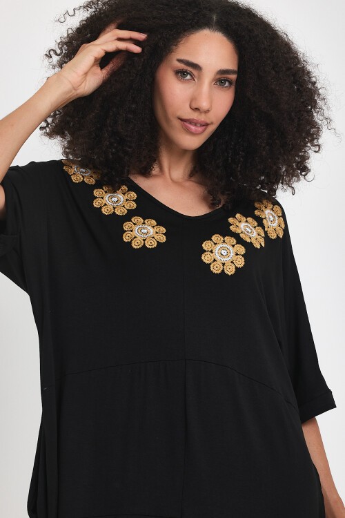 1064 Siyah V Yaka Çiçek Nakışlı Penye Viskon Elbise