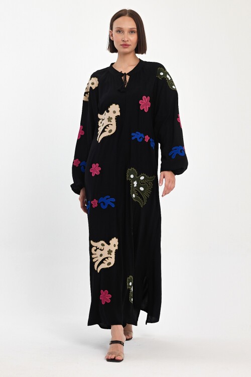 915 Siyah Kadın Bisiklet Yaka Bağcıklı Aplike Detaylı Uzun Viskon Elbise