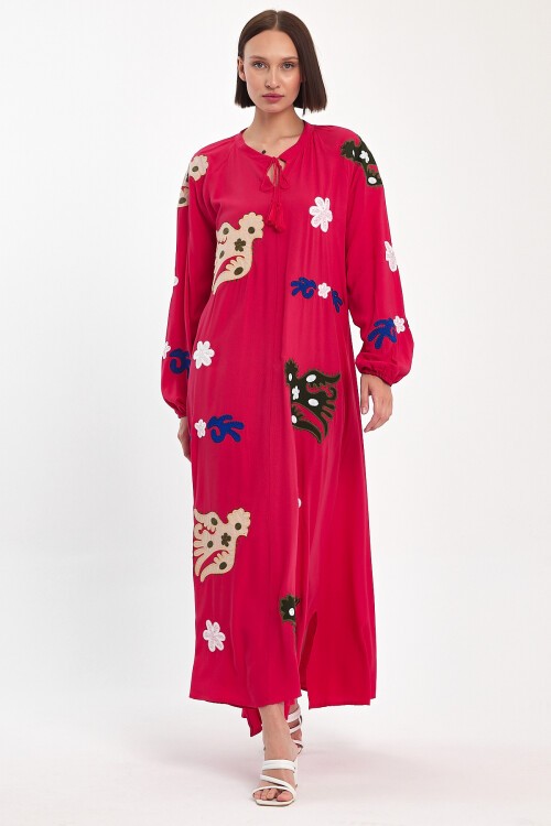 915 Fuşya Kadın Bisiklet Yaka Bağcıklı Aplike Detaylı Uzun Viskon Elbise