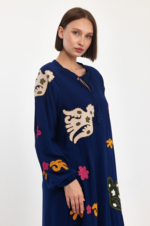 915 Lacivert Kadın Bisiklet Yaka Bağcıklı Aplike Detaylı Uzun Viskon Elbise