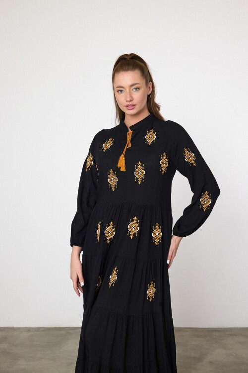 917 Siyah Kadın Bisiklet Yaka Bağcıklı Aplike Detaylı Uzun Viskon Elbise