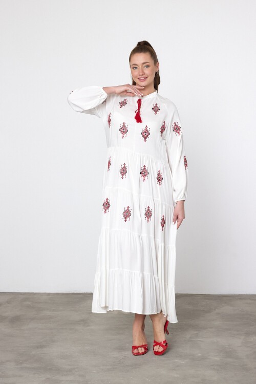 917 Beyaz Kadın Bisiklet Yaka Bağcıklı Aplike Detaylı Uzun Viskon Elbise