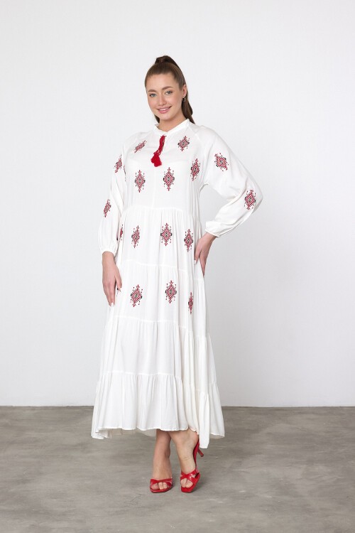 917 Beyaz Kadın Bisiklet Yaka Bağcıklı Aplike Detaylı Uzun Viskon Elbise