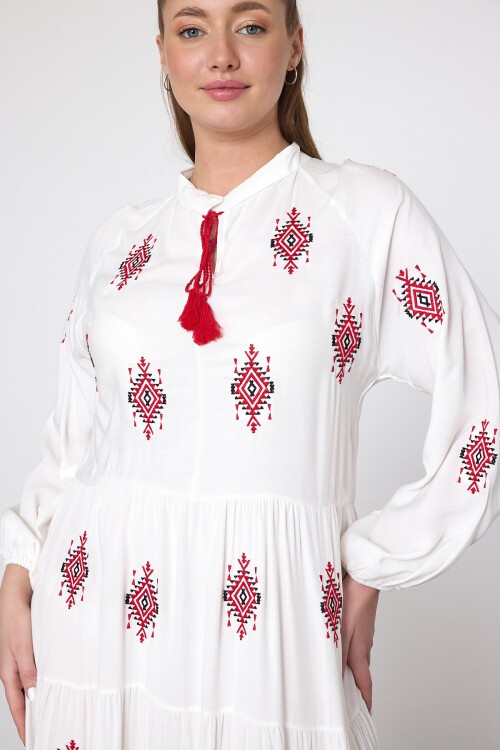 917 Beyaz Kadın Bisiklet Yaka Bağcıklı Aplike Detaylı Uzun Viskon Elbise