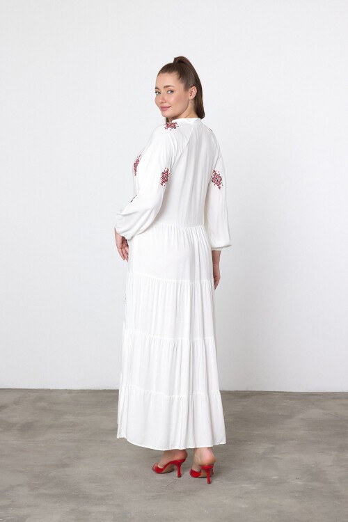 917 Beyaz Kadın Bisiklet Yaka Bağcıklı Aplike Detaylı Uzun Viskon Elbise