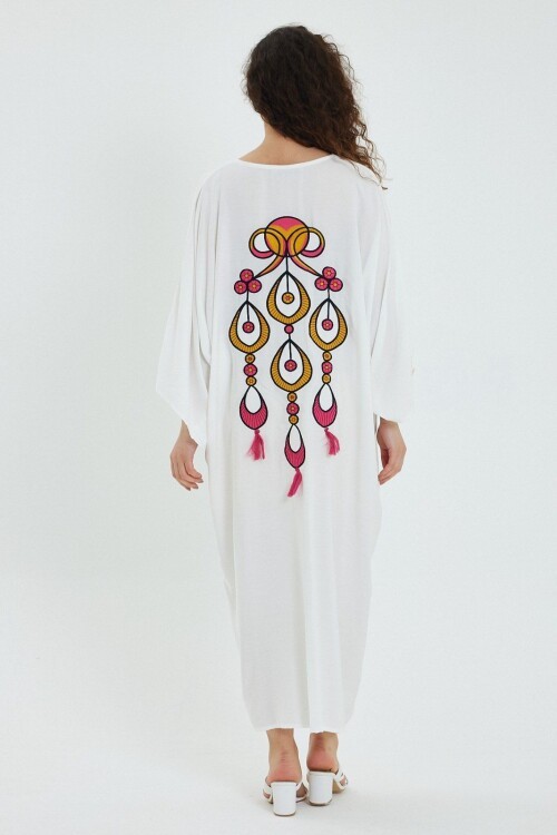 923 Beyaz Nakış Detay Büyük Beden Elbise