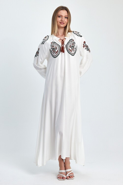 927 Beyaz Bisiklet Yaka Bağcıklı Nakış Detaylı Balon Kol Elbise