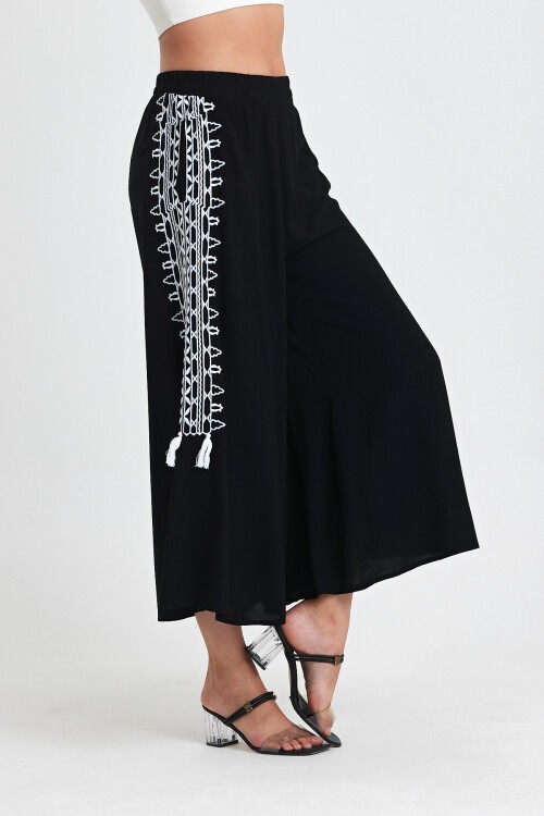 929 Siyah Beyaz Nakışlı Cepli Geniş Paça Viskon Pantolon