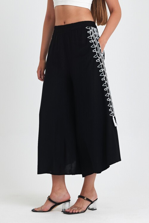 929 Siyah Beyaz Nakışlı Cepli Geniş Paça Viskon Pantolon