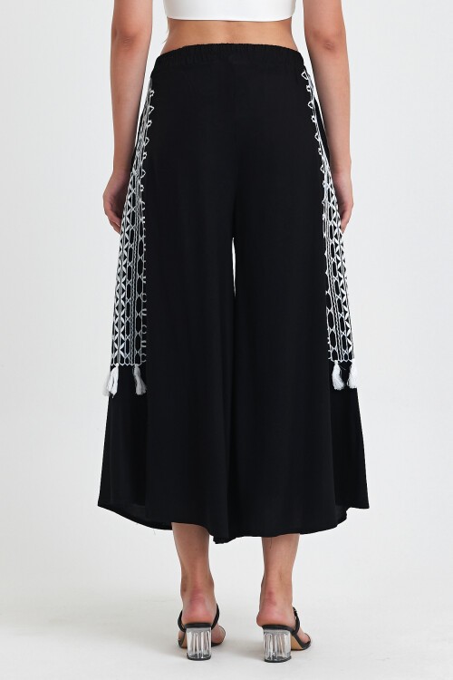 929 Siyah Beyaz Nakışlı Cepli Geniş Paça Viskon Pantolon