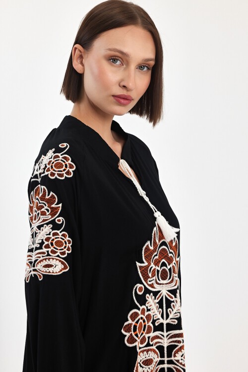 940 Kadın Bisiklet Yaka Bağcıklı  Nakış Detaylı Balon Kol Uzun Elbise