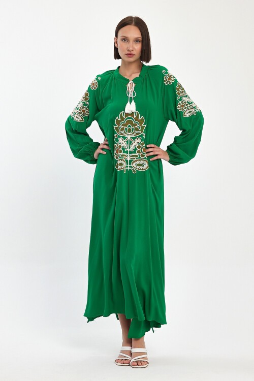 940 Kadın Bisiklet Yaka Bağcıklı  Nakış Detaylı Balon Kol Uzun Elbise