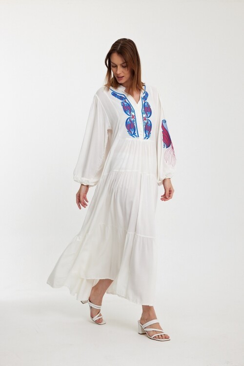 942 Beyaz Kadın Bisiklet Yaka Bağcıklı Nakış Detaylı Balon Kol Uzun Elbise