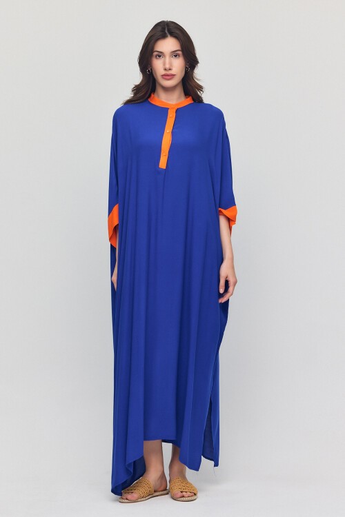 949 Saks Mavisi Sırt Nakış Detaylı Yarım Kapama Büyük Beden Elbise